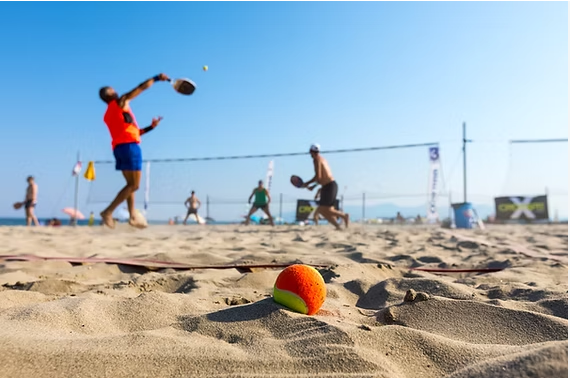 Partida de beach tennis